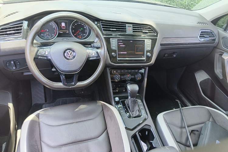 Used Volkswagen Tiguan L 2018 330TSI Automatic Two-Wheel Drive Luxury Edition Center Console