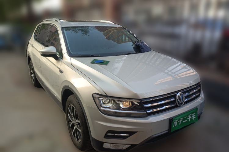 Used Volkswagen Tiguan L 2018 330TSI Automatic Two-Wheel Drive Luxury Edition Front Right 45 Deg