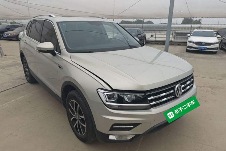 Used Volkswagen Tiguan L 2018 330TSI Automatic Two-Wheel Drive Luxury Edition Front Right 45 Deg