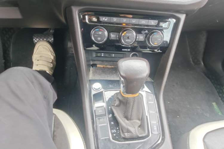 Used Volkswagen Tiguan L 2018 330TSI Automatic Two-Wheel Drive Luxury Edition Gear Lever
