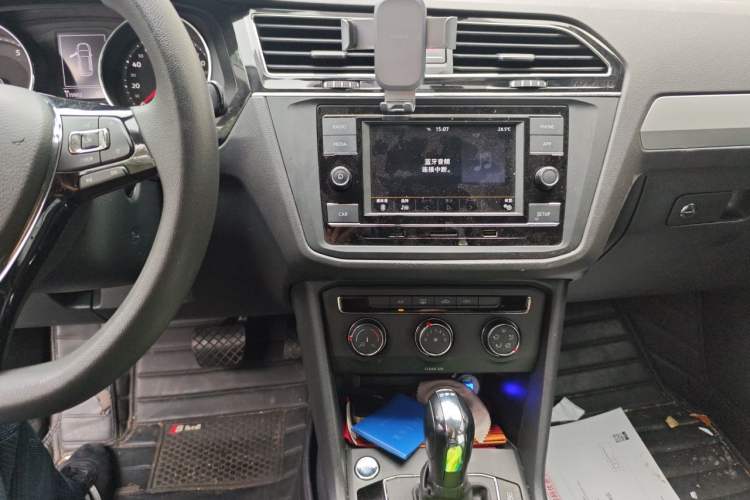 Used Volkswagen Tiguan L 2018 Revised Version 330TSI Automatic Two-Wheel Drive Trendy Edition Audio And AC Panel