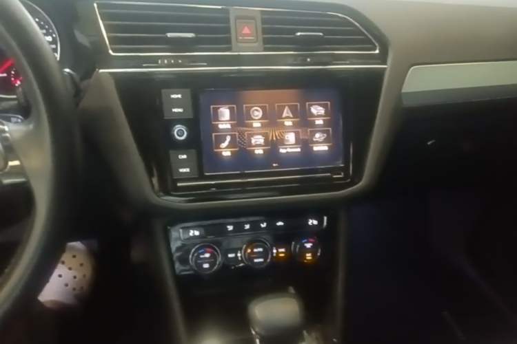 Used Volkswagen Tiguan L 2018 Revised Version 330TSI Automatic Two-Wheel Drive Comfort Edition Audio And AC Panel