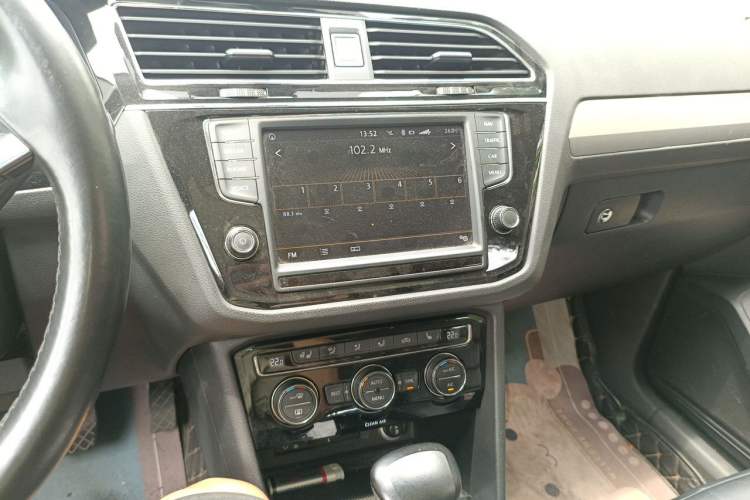 Used Volkswagen Tiguan L 2018 330TSI Automatic Two-Wheel Drive Luxury Edition Audio And AC Panel