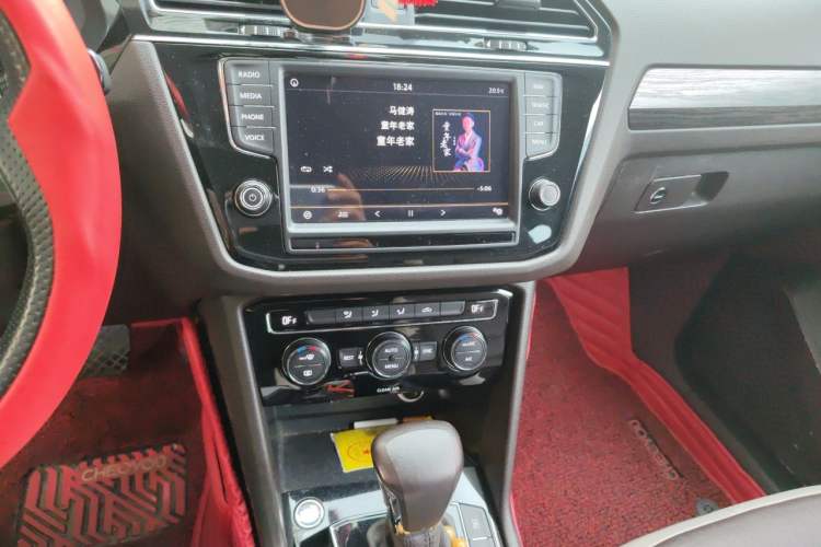 Used Volkswagen Tiguan L 2018 Revised Version 330TSI Automatic Two-Wheel Drive Comfort Edition Audio And AC Panel