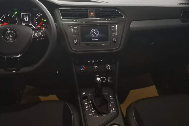 Used Volkswagen Tiguan L 2018 330TSI Automatic Two-Wheel Drive Luxury Edition Audio And AC Panel