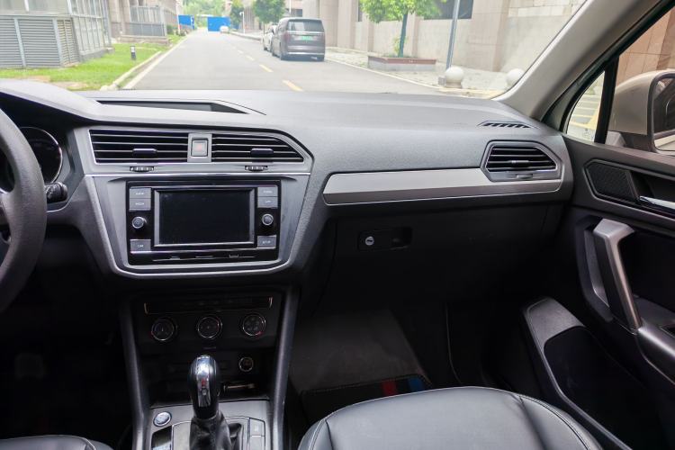 Used Volkswagen Tiguan L 2018 Revised Version 330TSI Automatic Two-Wheel Drive Trendy Edition Audio And AC Panel