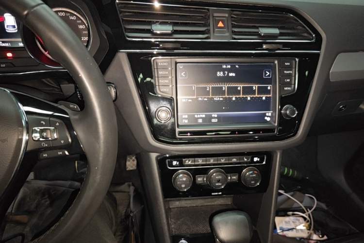 Used Volkswagen Tiguan L 2018 330TSI Automatic Two-Wheel Drive Luxury Edition Audio And AC Panel