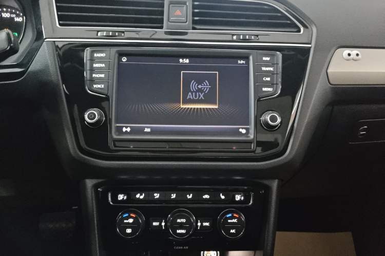 Used Volkswagen Tiguan L 2018 330TSI Automatic Two-Wheel Drive Luxury Edition Audio And AC Panel