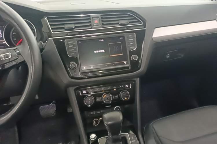 Used Volkswagen Tiguan L 2018 330TSI Automatic Two-Wheel Drive Luxury Edition Audio And AC Panel