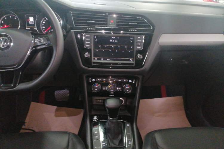 Used Volkswagen Tiguan L 2018 330TSI Automatic Two-Wheel Drive Luxury Edition Audio And AC Panel