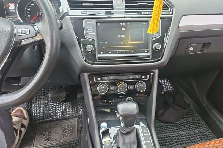 Used Volkswagen Tiguan L 2018 380TSI Automatic All-Wheel Drive Luxury Edition Audio And AC Panel