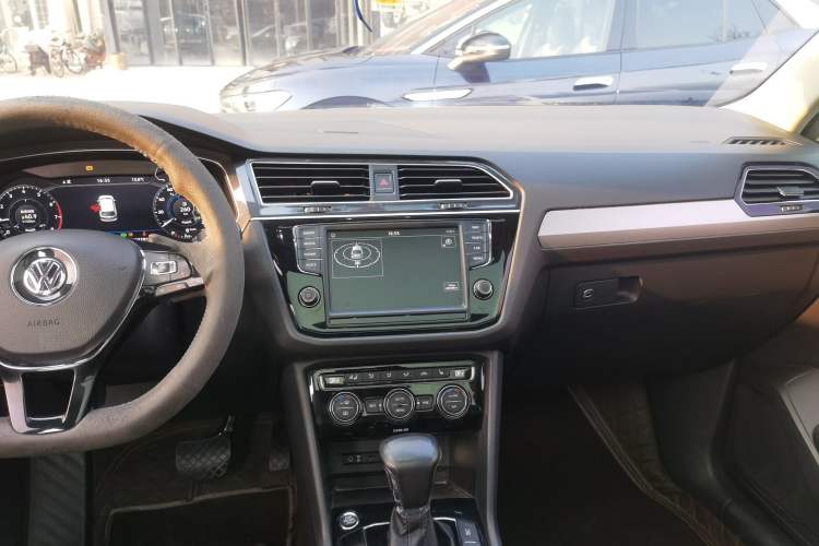 Used Volkswagen Tiguan L 2018 380TSI Automatic All-Wheel Drive Luxury Edition Audio And AC Panel