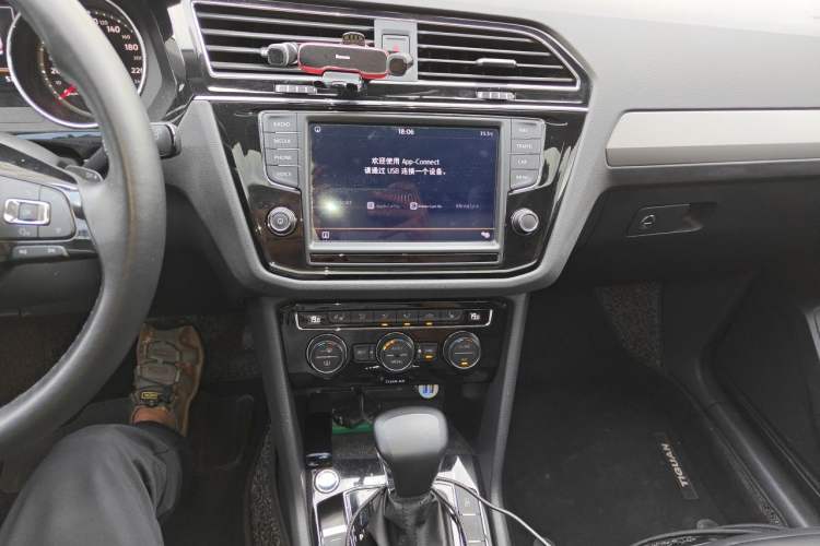 Used Volkswagen Tiguan L 2018 380TSI Automatic All-Wheel Drive Luxury Edition Audio And AC Panel