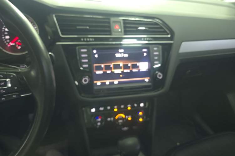 Used Volkswagen Tiguan L 2018 330TSI Automatic Two-Wheel Drive Luxury Edition Audio And AC Panel