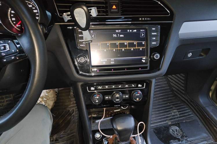 Used Volkswagen Tiguan L 2018 330TSI Automatic Two-Wheel Drive Luxury Edition Audio And AC Panel