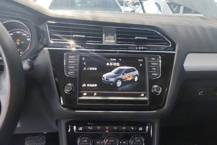 Used Volkswagen Tiguan L 2018 330TSI Automatic Two-Wheel Drive Luxury Edition Audio And AC Panel