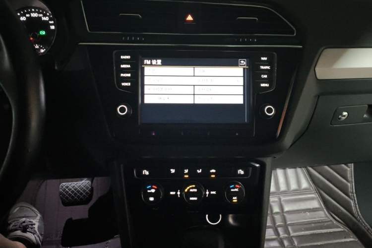 Used Volkswagen Tiguan L 2018 330TSI Automatic Two-Wheel Drive Comfort Edition Audio And AC Panel