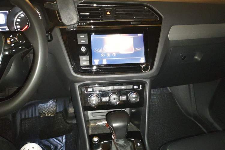 Used Volkswagen Tiguan L 2018 280TSI Automatic Two-Wheel Drive Comfort Edition Audio And AC Panel