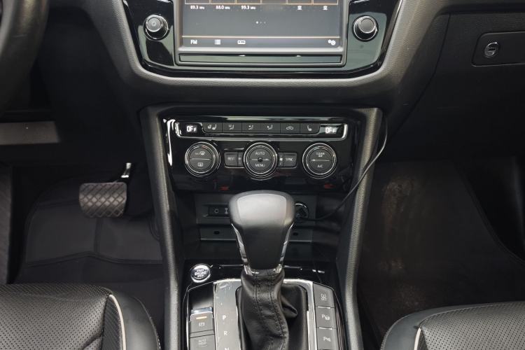 Used Volkswagen Tiguan L 2018 330TSI Automatic Two-Wheel Drive Flagship Edition Audio And AC Panel