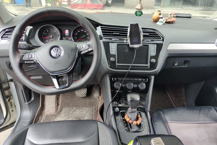 Used Volkswagen Tiguan L 2018 330TSI Automatic Two-Wheel Drive Luxury Edition Center Console