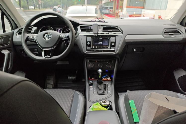 Used Volkswagen Tiguan L 2018 Revised Version 330TSI Automatic Two-Wheel Drive Trendy Edition Center Console
