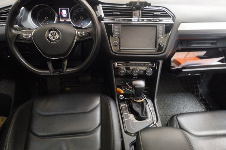 Used Volkswagen Tiguan L 2018 330TSI Automatic Two-Wheel Drive Luxury Edition Center Console