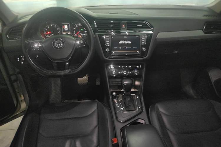 Used Volkswagen Tiguan L 2018 Revised Version 330TSI Automatic Two-Wheel Drive Comfort Edition Center Console