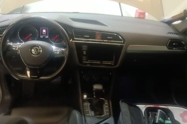 Used Volkswagen Tiguan L 2018 Revised Version 330TSI Automatic Two-Wheel Drive Comfort Edition Center Console