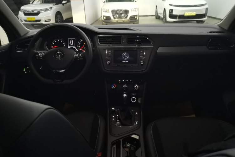Used Volkswagen Tiguan L 2018 330TSI Automatic Two-Wheel Drive Luxury Edition Center Console
