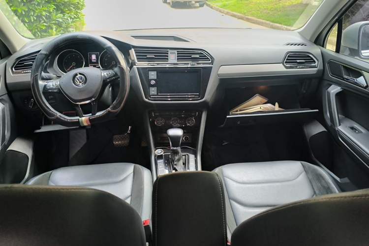 Used Volkswagen Tiguan L 2018 Revised Version 330TSI Automatic Two-Wheel Drive Comfort Edition Center Console