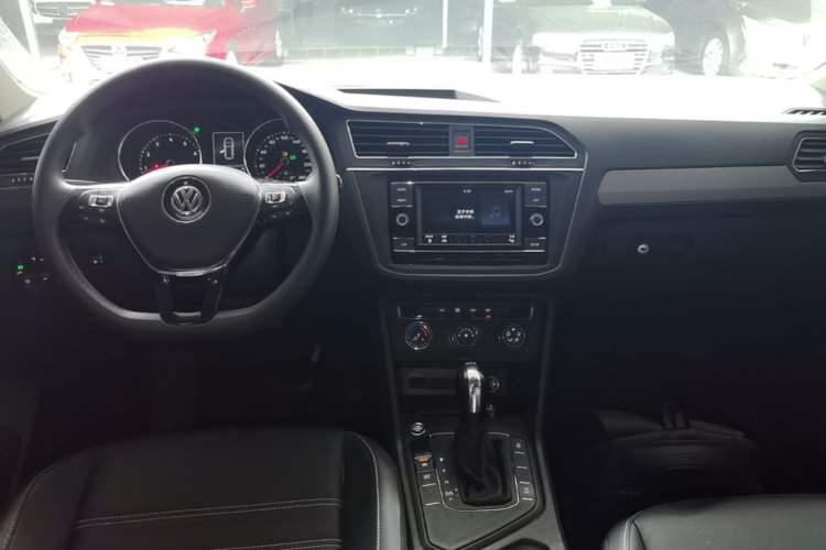 Used Volkswagen Tiguan L 2018 Revised Version 330TSI Automatic Two-Wheel Drive Trendy Edition Center Console
