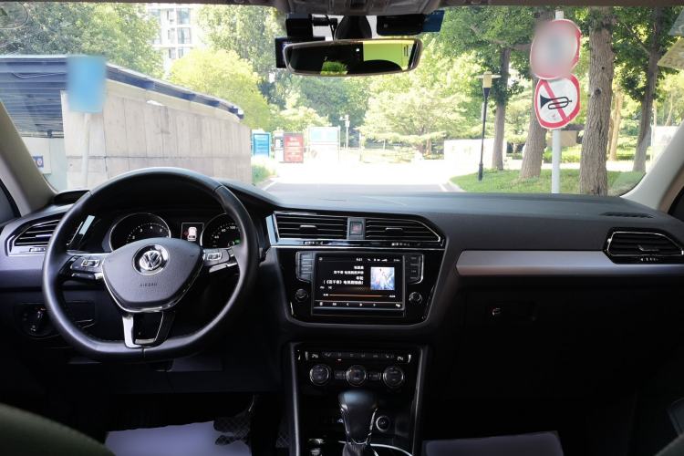 Used Volkswagen Tiguan L 2018 380TSI Automatic All-Wheel Drive Luxury Edition Center Console