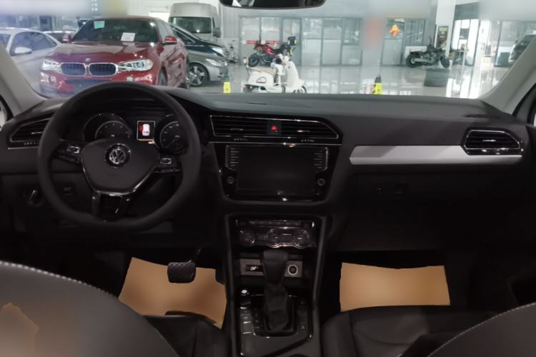 Used Volkswagen Tiguan L 2018 330TSI Automatic Two-Wheel Drive Luxury Edition Center Console