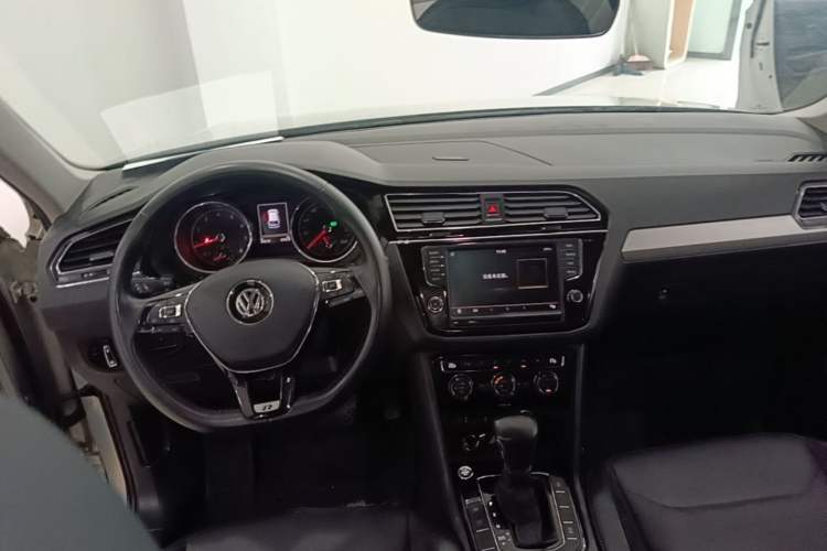 Used Volkswagen Tiguan L 2018 330TSI Automatic Two-Wheel Drive Luxury Edition Center Console