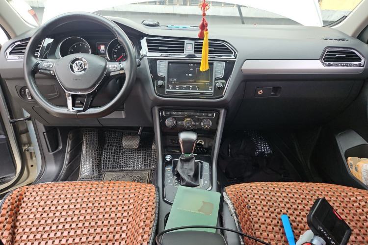Used Volkswagen Tiguan L 2018 380TSI Automatic All-Wheel Drive Luxury Edition Center Console