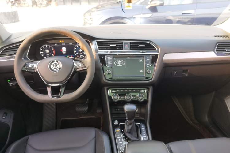 Used Volkswagen Tiguan L 2018 380TSI Automatic All-Wheel Drive Luxury Edition Center Console