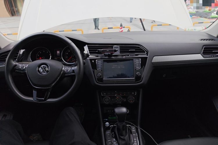 Used Volkswagen Tiguan L 2018 380TSI Automatic All-Wheel Drive Luxury Edition Center Console