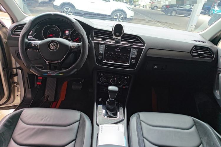 Used Volkswagen Tiguan L 2018 380TSI Automatic All-Wheel Drive Luxury Edition Center Console