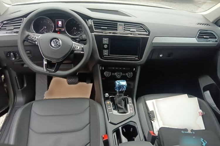 Used Volkswagen Tiguan L 2018 Revised Version 330TSI Automatic Two-Wheel Drive Comfort Edition Center Console