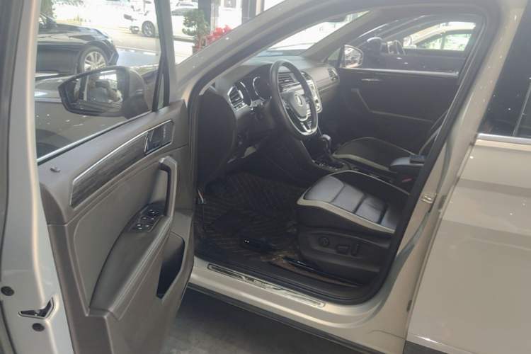 Used Volkswagen Tiguan L 2018 330TSI Automatic Two-Wheel Drive Luxury Edition Driver Seat