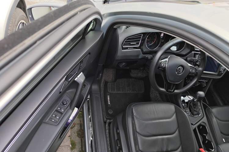 Used Volkswagen Tiguan L 2018 380TSI Automatic All-Wheel Drive Luxury Edition Driver Seat