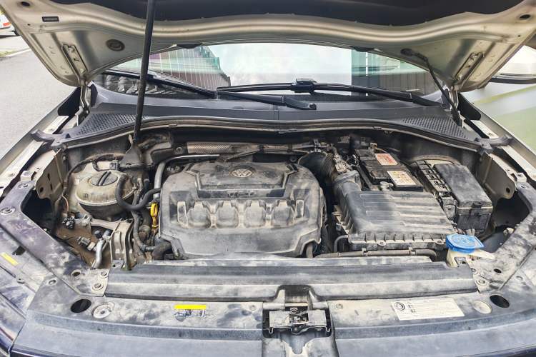 Used Volkswagen Tiguan L 2018 Revised Version 330TSI Automatic Two-Wheel Drive Trendy Edition Engine Bay