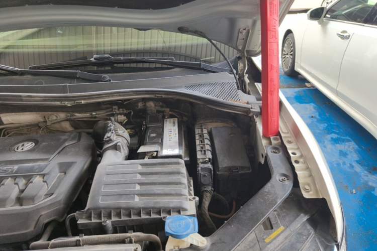 Used Volkswagen Tiguan L 2018 330TSI Automatic Two-Wheel Drive Luxury Edition Engine Bay Left