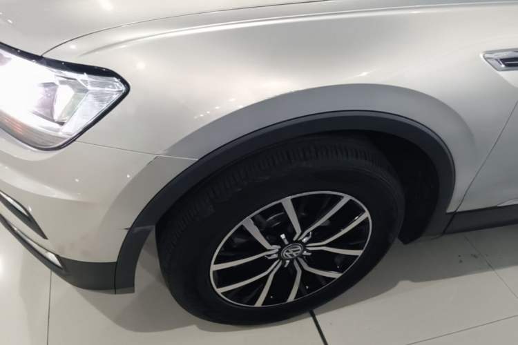 Used Volkswagen Tiguan L 2018 330TSI Automatic Two-Wheel Drive Luxury Edition Exterior 2