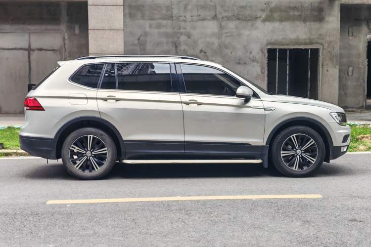Used Volkswagen Tiguan L 2018 Revised Version 330TSI Automatic Two-Wheel Drive Trendy Edition Exterior 3