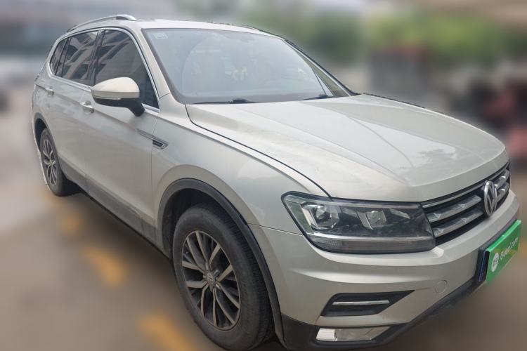 Used Volkswagen Tiguan L 2018 330TSI Automatic Two-Wheel Drive Luxury Edition Front Right 45 Deg