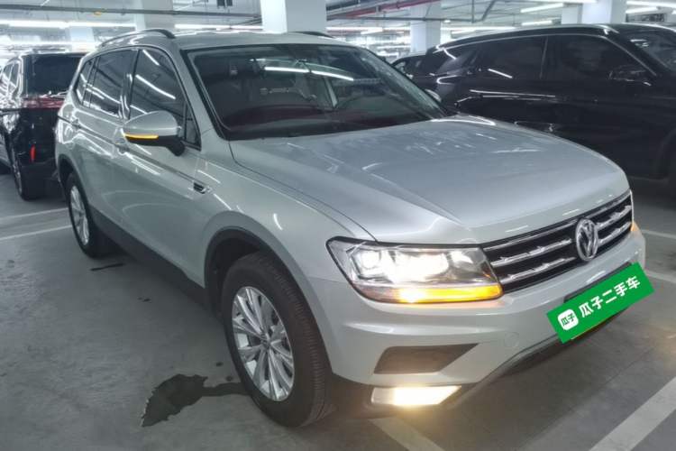 Used Volkswagen Tiguan L 2018 330TSI Automatic Two-Wheel Drive Luxury Edition Front Right 45 Deg