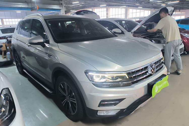 Used Volkswagen Tiguan L 2018 380TSI Automatic All-Wheel Drive Luxury Edition Front Right 45 Deg