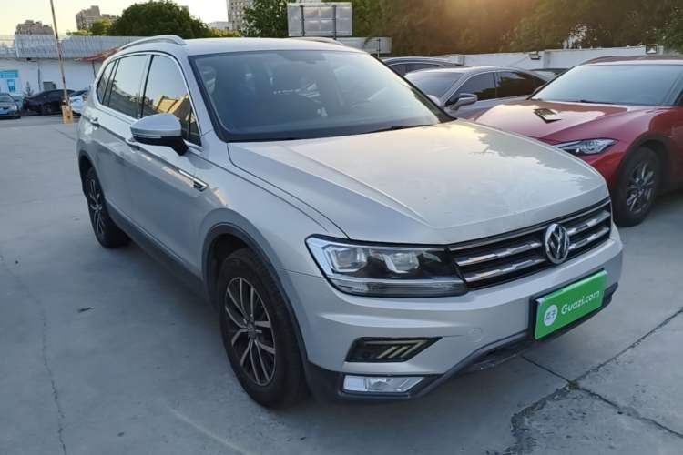 Used Volkswagen Tiguan L 2018 330TSI Automatic Two-Wheel Drive Luxury Edition Front Right 45 Deg