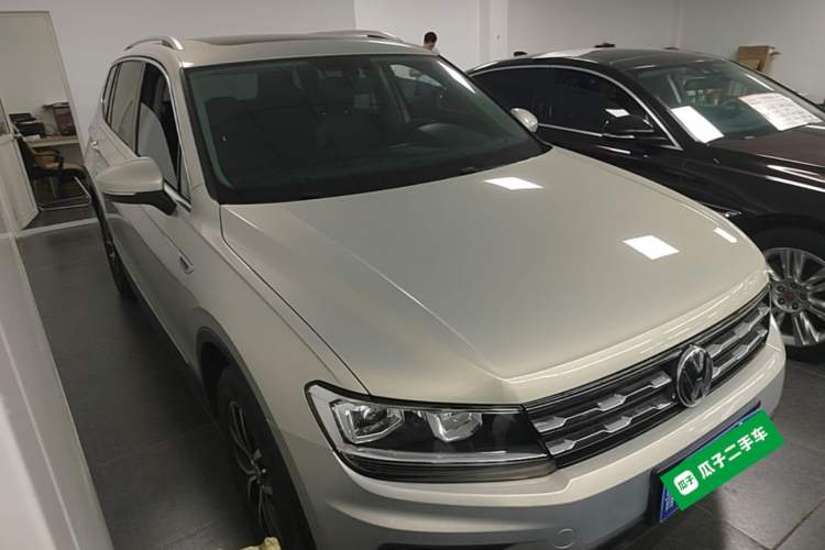 Used Volkswagen Tiguan L 2018 330TSI Automatic Two-Wheel Drive Luxury Edition Front Right 45 Deg